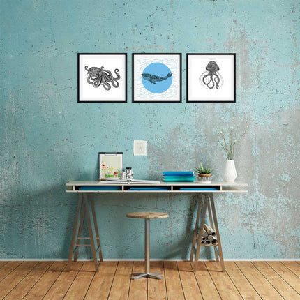 Posterset bestehend aus 3 Motiven von der Unterwasserwelt. Modernen Motive im Mandala-Stil mit Wal, Krake und Qualle an der Bürowand über dem Schreibtisch.