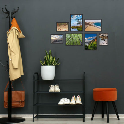 Das Posterset mit 7 Motiven hängt über einem Schuhregal, neben einer Garderobe