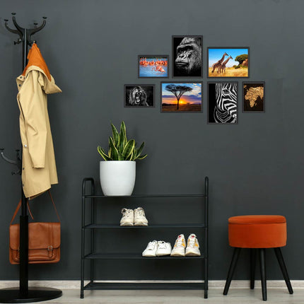 Das Posterset mit 7 Motiven hängt über einem Schuhregal, neben einer Garderobe