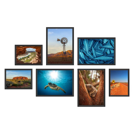 Das Posterset, bestehend aus 14 Motiven in genormten DIN Formaten, zeigt 7 Poster von der Vorderseite mit einer Schlidkröte im Wasser und dahinter das Wasser und die Sonne, ein Koalabär schlafend zwischen 2 Baumstämmen, ein Känguruschild mit leerer trockenen roten Straßenerde, ein Windrad mit Bergen im Hintergrund, der berühmte Uluru Inselberg, ein Haufen blauer Blätte.