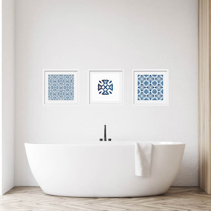 Posterset bestehend aus 3 Motiven mit portugiesischen Inspirationen Azulejos von blau bemalten und glasierten Keramikfliesen über einer weißen Badewanne hängend.