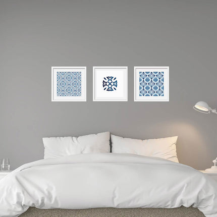 Posterset bestehend aus 3 Motiven mit portugiesischen Inspirationen Azulejos von blau bemalten und glasierten Keramikfliesen im Schlafzimmer über dem Bett hängend.