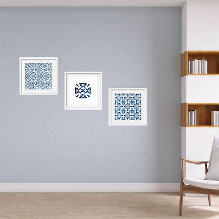 Posterset bestehend aus 3 Motiven mit portugiesischen Inspirationen Azulejos von blau bemalten und glasierten Keramikfliesen an der Wohnzimmerwand.