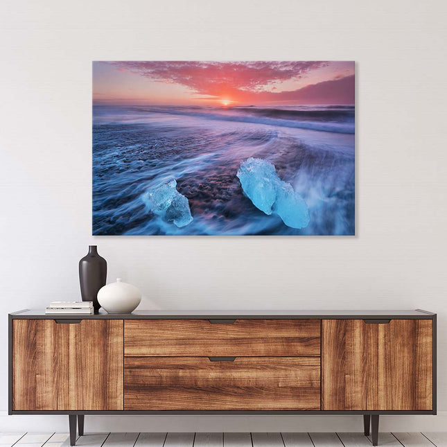 Wandekoration Canvas auf Fichtenholzrahmen bedruckt mit dem Diamantstrand in Island im Sonnenuntergang,, montiert über einer Kommode im Flur