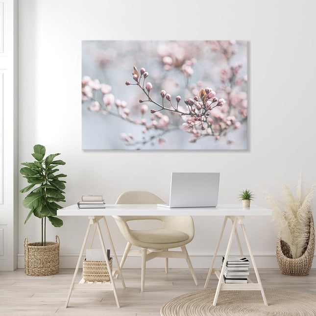 Verleihen Sie Ihrem Raum einen Hauch von Romantik mit unserer Leinwand, die einen zartrosa Kirschblütenzweig in einer beeindruckenden Makroaufnahme zeigt. Diese stimmungsvolle Dekoration bringt die Schönheit der japanischen Kirschblüte direkt in Ihr Büro, das Wohnzimmer oder ins Schlafzimmer.