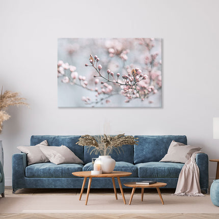 Die zartrosane Makroaufnahme eines Kirschblütenzweigs verleiht Ihrem Wohnzimmer oder dem Esszimmer eine romantische Note und schafft eine einladende Atmosphäre z.B. als toller Kontrast über einem blauen Sofa.