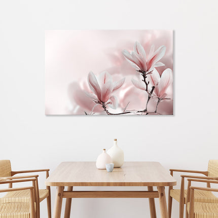 Tauchen Sie ein in die natürliche Schönheit der Magnolienblüten, Leinwandbild in zartem rosa und weiß. Über dem Esstisch an einer weißen Wand sorgt die Makroaufnahme für eine friedliche Stimmung in Ihrem Raum.