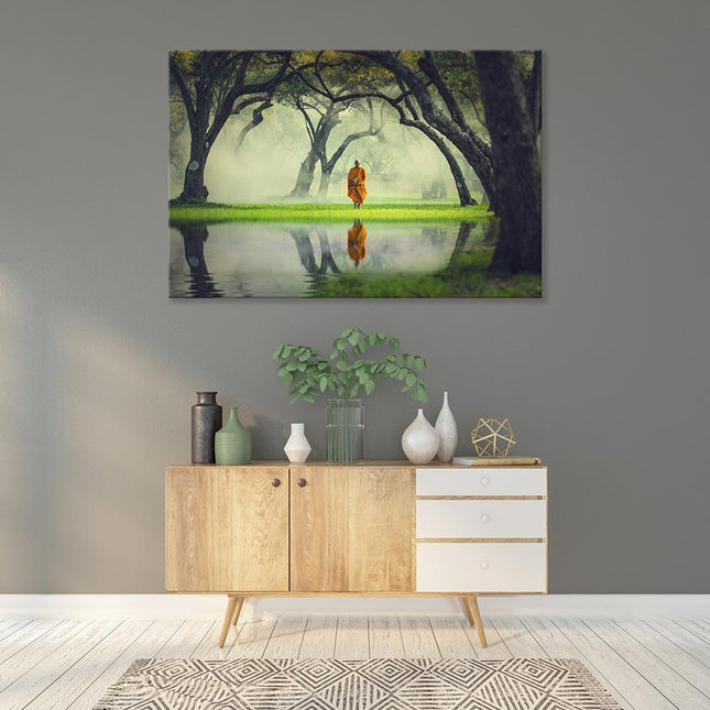 Leinwandbild auf Holzrahmen mit Mönch in leuchtend orangefarbener Robe spaziert bedächtig entlang eines sattgrünen Weges. Er ist umgeben von majestätischen, alten Bäumen in einem nebelverhangenen Wald. Tolle Dekoration an einer dunklen Wand über der Kommode im Wohnzimmer.