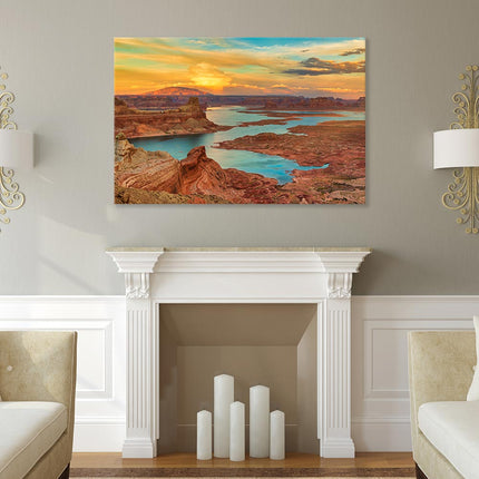 Das Leinwandbild zeigt einen Stausee in Amerika zum Sonnenuntergang. Die orangebraunen Steinformationen des Lake Powell und das Satte blau des Wassers harmonisieren im schönen Licht. Hier perfekt dekoriert an einer grauen Wand über dem weißen Kamin.