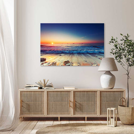Erleben Sie die Schönheit eines Sonnenaufgangs durch dieses bedruckte Leinwandbild. Der Sehnsuchtsort Strand und Meer sorgt für eine romantische Stimmung über der Kommode im Schlafzimmer.