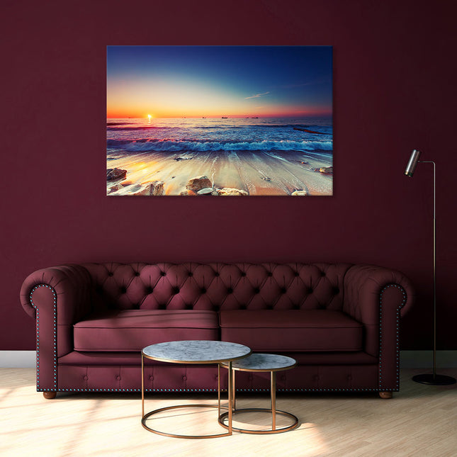 Schönes Wandbild im Wohnzimmer. Fangen Sie die Magie eines Sonnenaufgangs über dem Meer ein, mit diesem Leinwanddruck, der mit intensiven Farben und einer romantischen Atmosphäre begeistert.