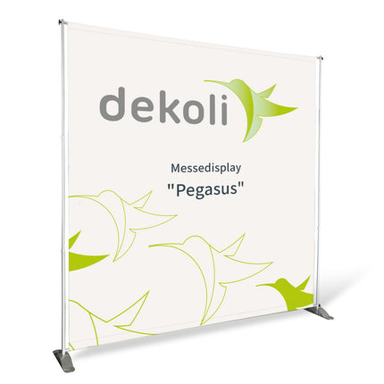 Ansicht Messestand Pegasus bei Dekoli.de, das System besteht aus Teleskopstangen die stufenlos verstellt werden können. Darstellung mit unserem grünen Kolibri Logo.