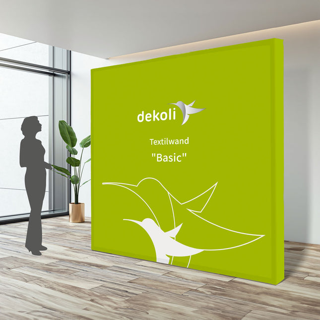 Textile Messewand "Basic" im Innenraum zur Firmenpräsentation mit Grünem Hintergrund und Dekoli Logo im Größenvergleich.