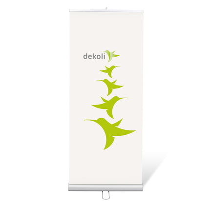 Roll-Up Display von dekolli mit fünf grünen Logo-Vögeln, auf einer robusten, silbernen Basis, für effektives Branding und mobile Werbung.