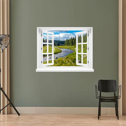 Selbstklebendes Wandtattoo mit einem weißen, geöffneten Fenster mit entspannender Aussicht in die Berge; an einer olivgrünen Wand in einem Studio. Perfekte Dekoration für einen Kurzurlaub in die Natur.