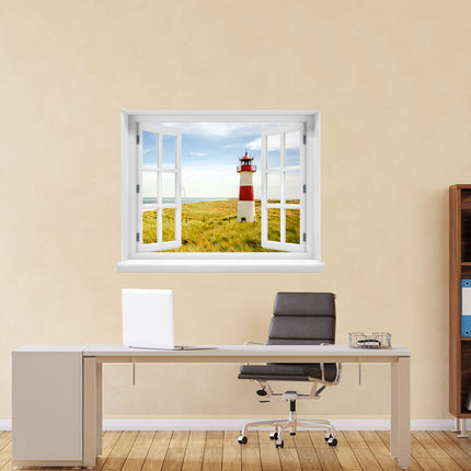 Hol dir die Ostsee nach Hause! Fenstermotiv-Wandaufkleber mit malerischer Aussicht auf die Küstenlandschaft der Ostsee mit einem Leuchtturm, Dünen und Meer, platziert hinter einem Schreibtisch. Ein Ausblick, um dem Alltag zu entfliehen.
