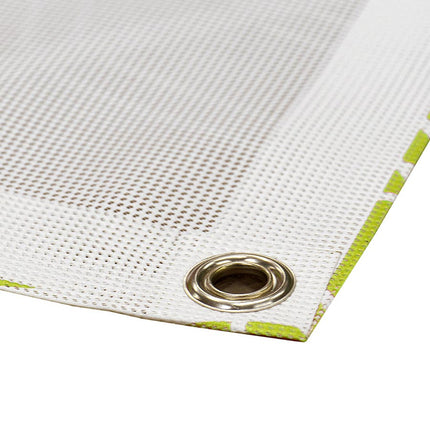 Detailansicht einer weißen Mesh-Werbeplane mit einer Metallöse und grünen Verstärkungsstreifen am Rand, zeigt die hohe Qualität der Materialien für den Außenbereich, die im Digitaldruck verwendet werden.
