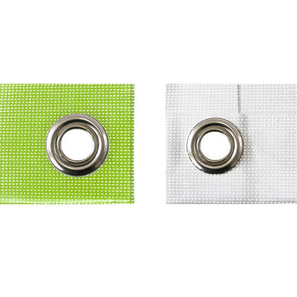 Detailaufnahme von zwei Metallösen auf Bannerstoffen: Links auf grünem Mesh-Material für langlebige Werbebanner, rechts auf weißem Mesh, ideal für die Darstellung hochwertiger Druckereierzeugnisse.