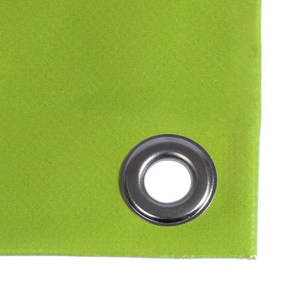 Nahaufnahme einer Metallöse auf grünem Bannerstoff, ideal für langlebige und auffällige Werbung im Bereich Großformatdruck und Außenwerbung.
