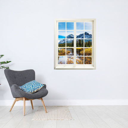 Wandaufkleber Sprossenfenster mit toller Aussicht auf ein Bergmassiv vergrößert Zimmer optisch