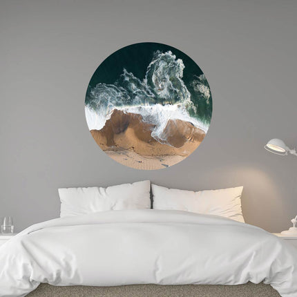 Wandaufkleber rund "Strand und Meer" über weißem Bett 