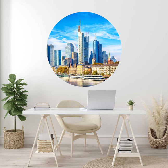 Runder Wandsticker "Frankfurt am Main" an weißem Schreibtisch