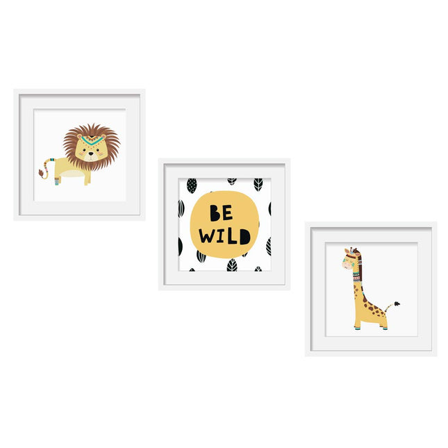 Posterset bestehend aus 3 Motiven mit einem Löwe, einer Giraffe sowie dem Spruch "Be Wild".
