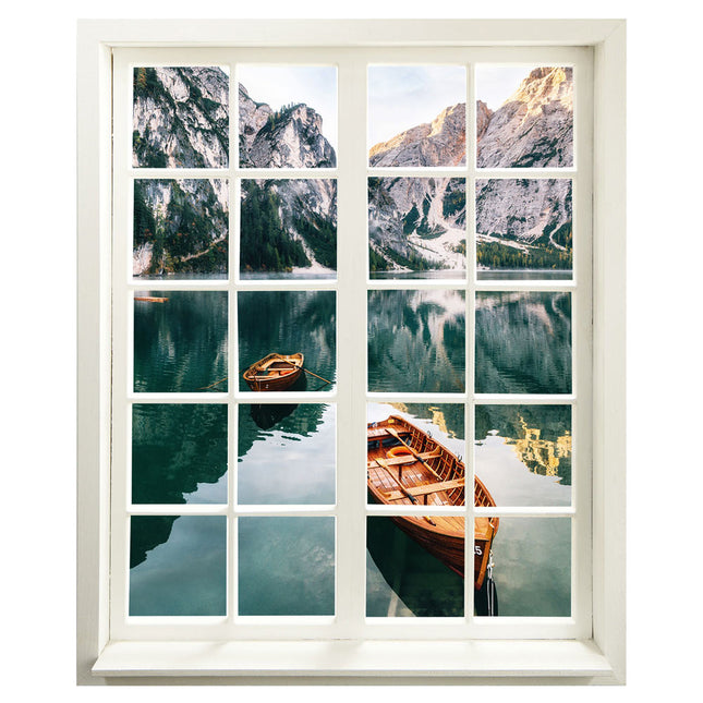 Wandaufkleber Wandtattoo in Form eines geschlossenen Fensters mit Blick auf einen See mit Booten und Bergen im Hintergrund. Hingucker für dunkle Räume ohne Fenster, selbstklebendes Wandtattoo als gedruckter Fensterrahmen.