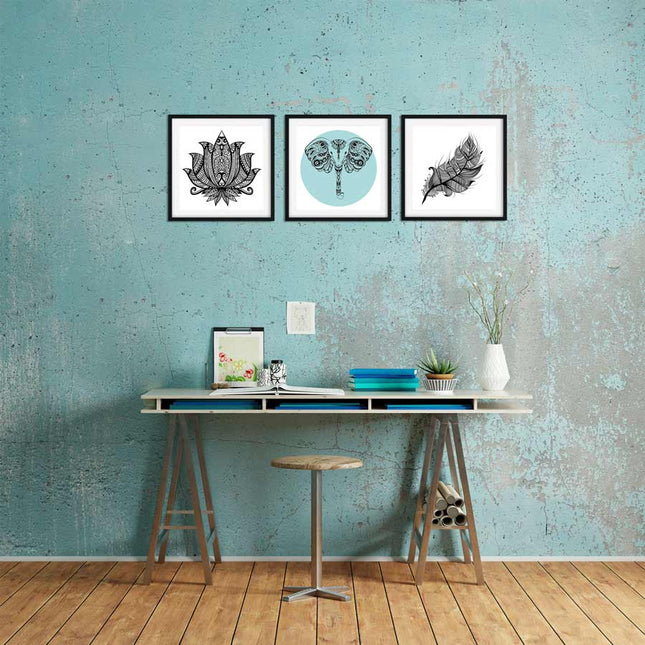 Posterset bestehend aus 3 modernen Mandala-Designs mit Elefant, Lotusblüte und Feder für ein spirituelles Wohngefühl an der Bürowand über dem Schreibtisch hängend.