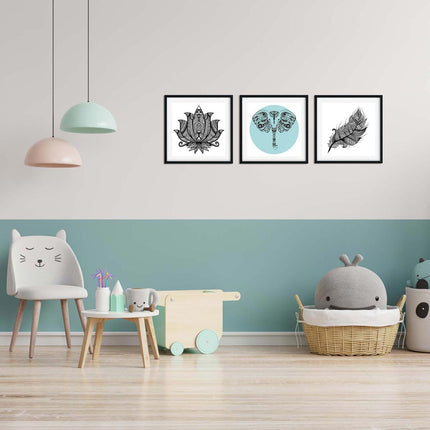 Posterset bestehend aus 3 modernen Mandala-Designs mit Elefant, Lotusblüte und Feder für ein spirituelles Wohngefühl an der Kinderzimmerwand hängend.