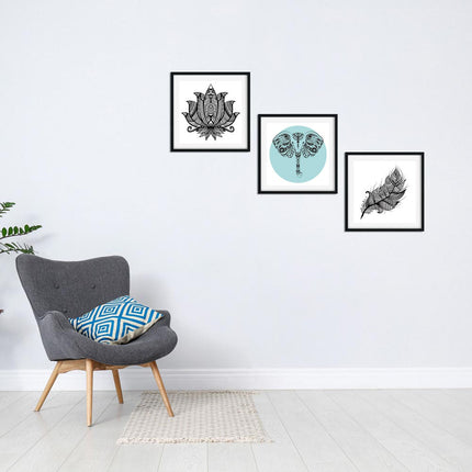 Posterset bestehend aus 3 modernen Mandala-Designs mit Elefant, Lotusblüte und Feder für ein spirituelles Wohngefühl an der Wohnzimmerwand.