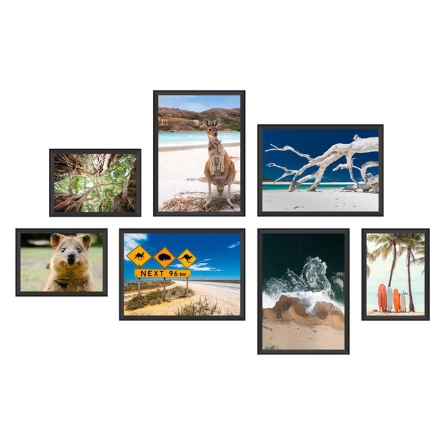 Das Posterset, bestehend aus 14 Motiven in genormten DIN Formaten, zeigt 7 Poster von der Rückseite mit einem Känguru und Baby im Beutel, klassische Australische gelbe Straßenschilder, aufgestellte Surfboards vor Palmen, einen Quokka, Blick nach oben zwischen einem großen Baum.