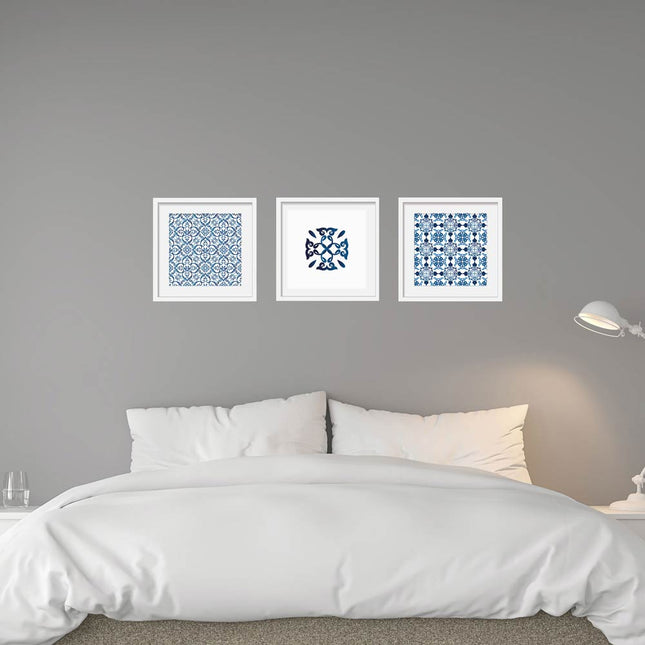 Posterset bestehend aus 3 Motiven mit portugiesischen Inspirationen Azulejos von blau bemalten und glasierten Keramikfliesen im Schlafzimmer über dem Bett hängend.