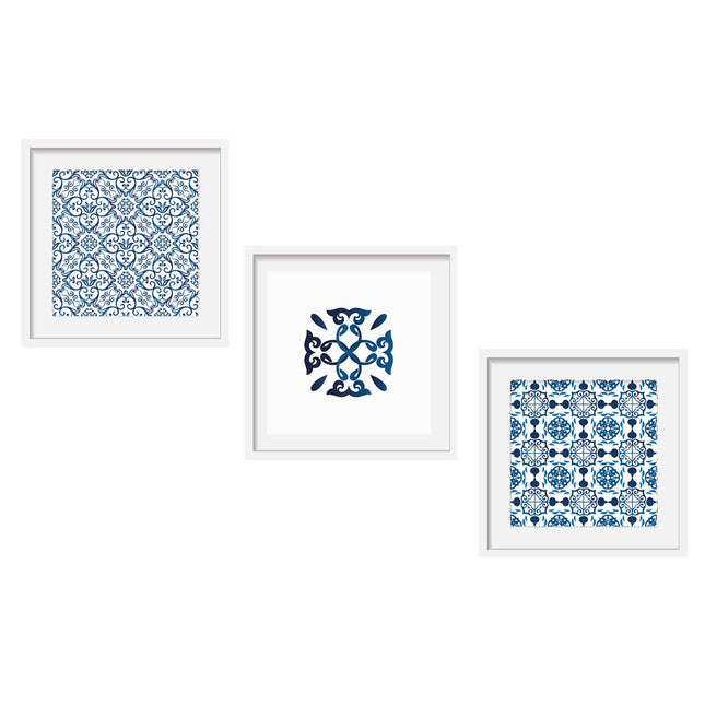 Posterset bestehend aus 3 Motiven mit Portugiesischen Inspirationen Azulejos von blau bemalten und glasierten Keramikfliesen.