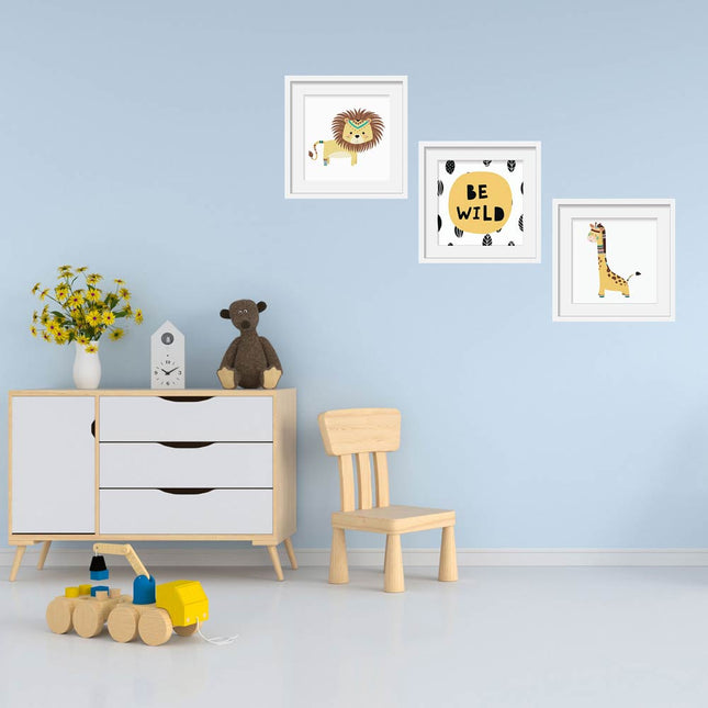 Posterset bestehend aus 3 Motiven mit einem Löwen, einer Giraffe sowie dem Spruch „Be Wild“ an einer Kinderzimmerwand.