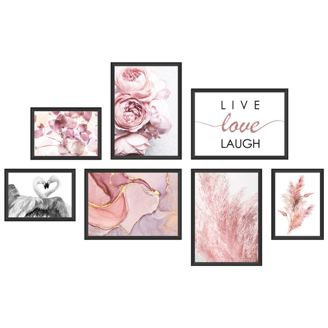 Das Posterset, bestehend aus 14 Motiven in genormten DIN Formaten, zeigt 7 Poster von der Rückseite. Ein Bild mit Schrift „Live, love, laugh“ als Text. Rosa Rosen. Ein schwarz-weiß Bild von küssenden Flamingos. Rosa Blätter. Eine rosane Mischung aus Farbe als Abstraktes Bild. 