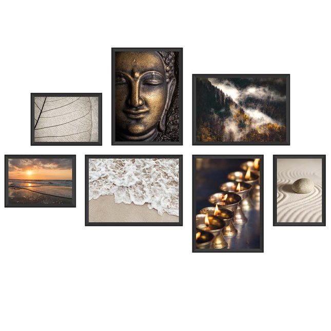 Das Posterset, bestehend aus 14 Motiven in genormten DIN Formaten, zeigt 7 Poster von der Rückseite. Ein Gesicht vom Buddha als Nahaufnahme. Nebel über einen Wald ziehend. Eine Reihe von Kerzen in neutralen Kerzenhalter ohne auffällige Verzierung. Ein Sonnenuntergang mit einem Sandstrand im Vordergrund.