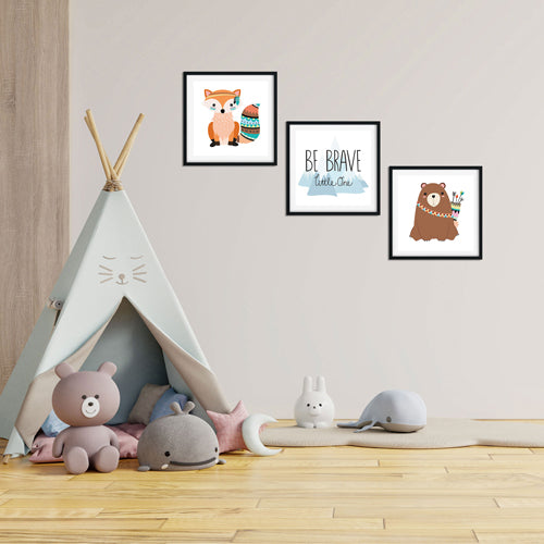 Posterset bestehend aus 3 niedlichen Tiermotiven von einem Fuchs und Bär sowie den Spruch „Be Brave little one“ im Kinderzimmer.