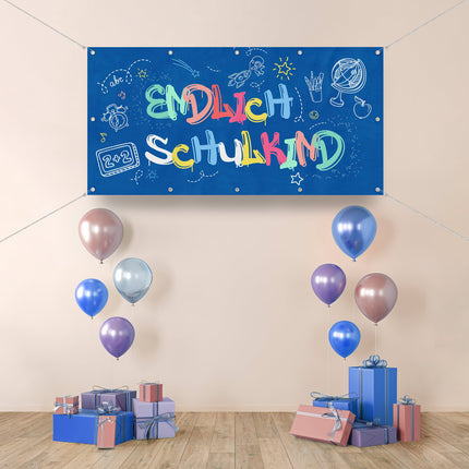 Blauer PVC Banner zur Einschulung mit Text Endlich Schulkind. Schöne Partydekoration zuhause mit Luftballons