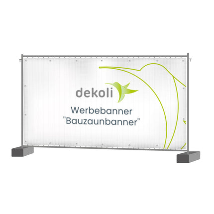 Werbebanner von dekoli mit der Aufschrift "Bauzaunbanner", angebracht an einem Bauzaun vor einer belebten Baustelle, effektiv für Branding und Sichtbarkeit in urbanen Bauprojekten.