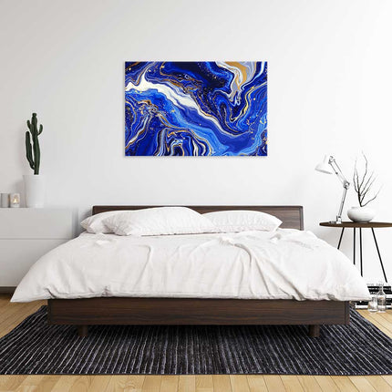 Entdecken Sie zeitlose Eleganz mit unserer bedruckten Leinwand, die in einer sanft fließenden Marmoroptik gestaltet ist. Dieses blaubeige Kunstwerk ist die perfekte Dekoration an einer weißen Wand über dem Bett.
