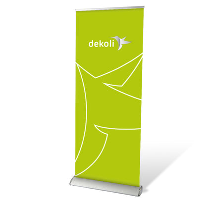 Grünes Roll-Up Banner Deluxe von dekoli mit weißem Logo. Silbernes Systemgehäuse für den Innebereich. Elegante Firmenpräsentation und Veranstaltungen und Präsentationen indoor.