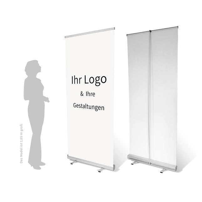 Personalisierbares Roll-Up Banner, bereit zur Markenpräsentation mit 'Ihr Logo & Ihre Gestaltungen' Text, neben der Silhouette einer Person zur Größendemonstration.