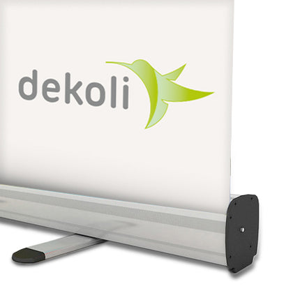 Dekoli Roll-Up Banner Classic Basic mit grünem Logo, Detailansicht vom Standfuß mit der Seitenkappe und ausgedrehtem Standfuß. Einfache Präsentation und Werbung