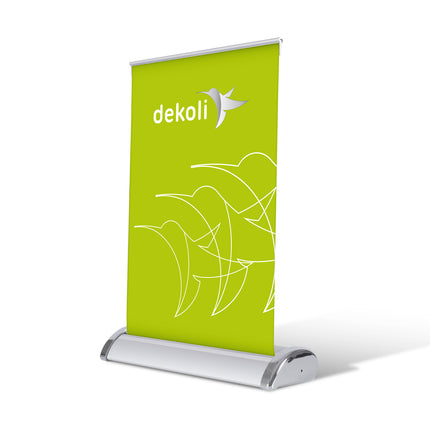 Grünes dekolli Mini-Roll-Up Banner auf einem eleganten silbernen Stand, ideal für Schreibtischwerbung oder als Informationsdisplay