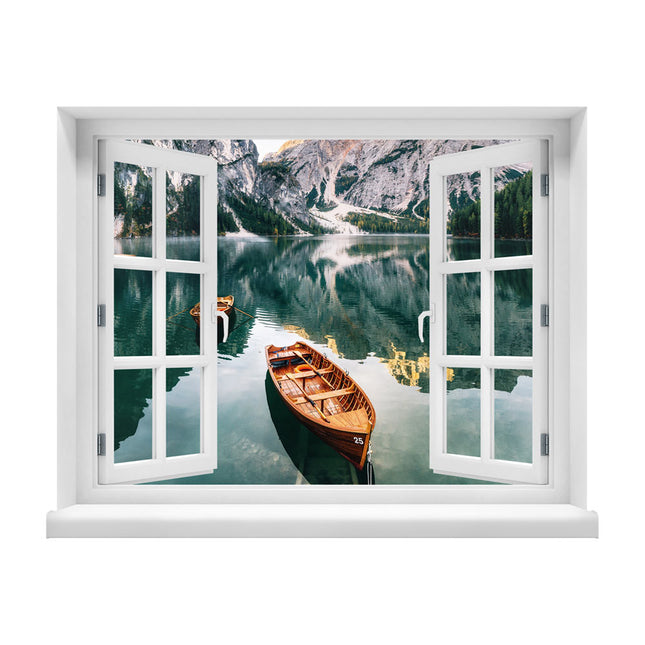 Selbstklebendes Wandtattoo in Form eines geöffneten Fensters, das einen malerischen Blick auf einen See mit Booten und majestätische Berge im Hintergrund bietet. Dieses eindrucksvolle Dekorationsstück eignet sich perfekt für dunkle Räume ohne Fenster.