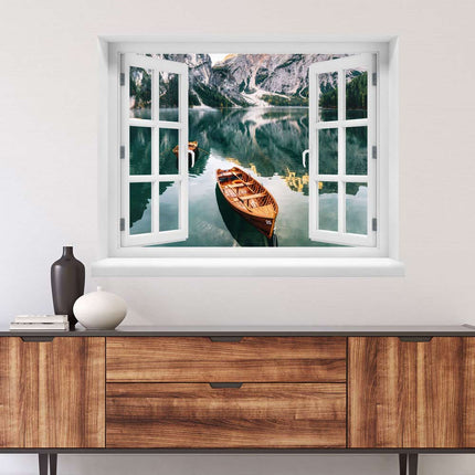 Holen Sie sich die Ruhe der Natur nach Hause! Wandtattoo in Fensterform, idyllischen Blick auf einen See mit 2 Booten und Berge im Hintergrund, angebracht über einer Kommode im Flur. Verleiht Ihrem Raum eine faszinierende Aussicht.