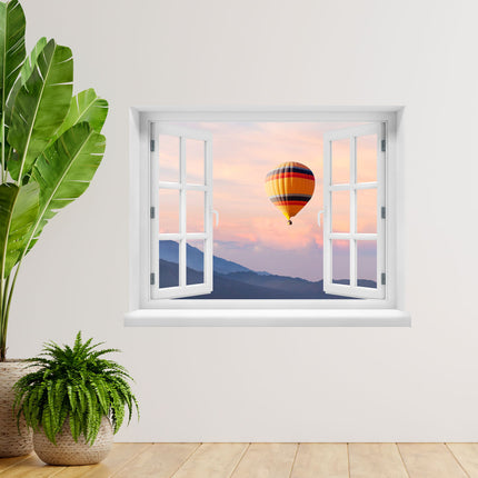 Bringen Sie die Magie eines Berg-Sonnenuntergangs in Ihre vier Wände! Selbstklebendes Wandtattoo im Fensterdesign präsentiert eine entspannende Aussicht auf majestätische Berge und einen schwebenden Heißluftballon am Abendhimmel, während es in einem Flur mit üppigen Grünpflanzen hängt. Perfekt für eine faszinierende Dekoration und Kurzurlaubsträume.