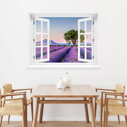 Blicken Sie aus einem geöffneten Fenster auf ein Lavendelfeld in der Provence! Selbstklebendes Wandtattoo mit bezaubernder Aussicht auf eine malerische Landschaft mit Lavendelfeld, einem Baum und atemberaubendem Bergpanorama, angebracht über einem Esstisch. Die perfekte Deko für Urlaubsfeeling..