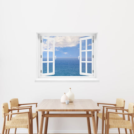 Tauche ein in die beruhigende Atmosphäre des Ozeans! Selbstklebendes Wandtattoo mit gedrucktem Bild enthüllt eine beruhigende Aussicht auf das Meer und einen strahlend blauen Himmel durch ein geöffnetes Fenster, platziert über einem Esstisch.
